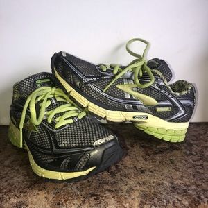 brooks snowflake shoes